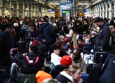 VIDEO: Por túneles inundados, miles de británicos ven "arruinadas sus vacaciones" de Año Nuevo