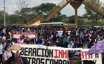 Liberan a mujeres normalistas detenidas en penal El Amate; seguirán proceso en libertad
