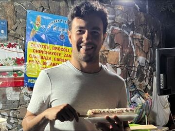 Checo Pérez está de vacaciones y aprovechó para comerse un elote en Guadalajara