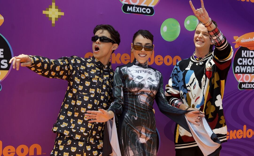 El cantante Alex Hoyer, la cantante mexicana Danna Paola (c) y el actor Luis de la Rosa , posan la Orange Carpet de los Kids Choice Awards 2022, hoy en Ciudad de México (México). EFE/Sáshenka Gutiérrez