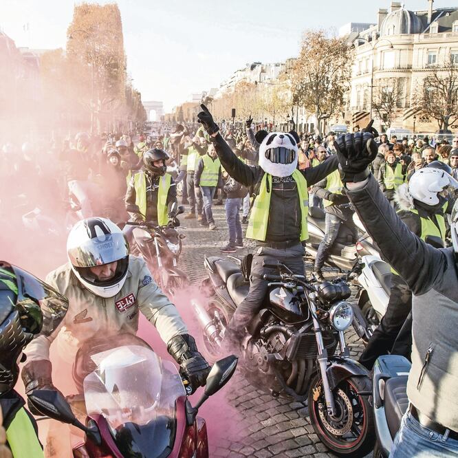 Ciclistas que vestían chalecos amarillos, como símbolo de la protesta francesa de conductores y ciudadanos contra los precios más altos del combustible, se manifestaron en los Campos Elíseos como parte de una protesta nacional en París, Francia. (EFE)