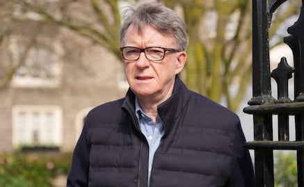 Exministro británico pide más de 600 mil euros de indemnización tras destitución por lazos con Epstein; debería devolverlo: gobierno