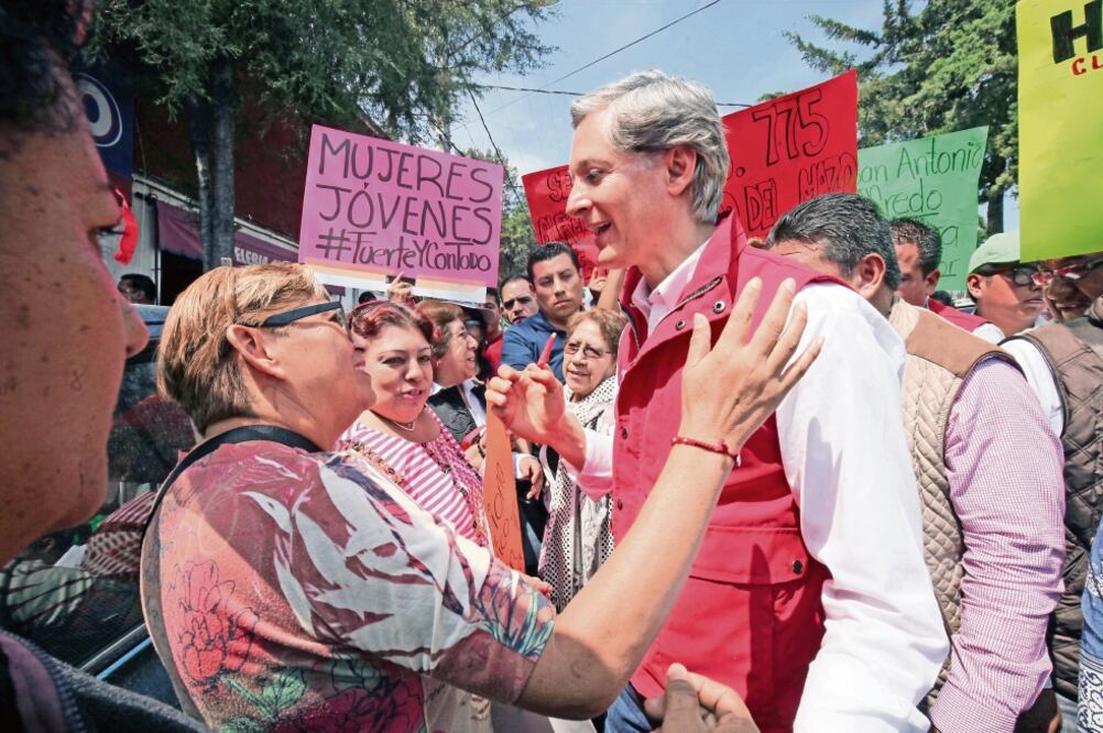 Habitantes de la unidad Niños Héroes de Cuautitlán Izcalli dijeron que es la primera vez que un candidato del PRI los visita. (JORGE ALVARADO. EL UNIVERSAL)