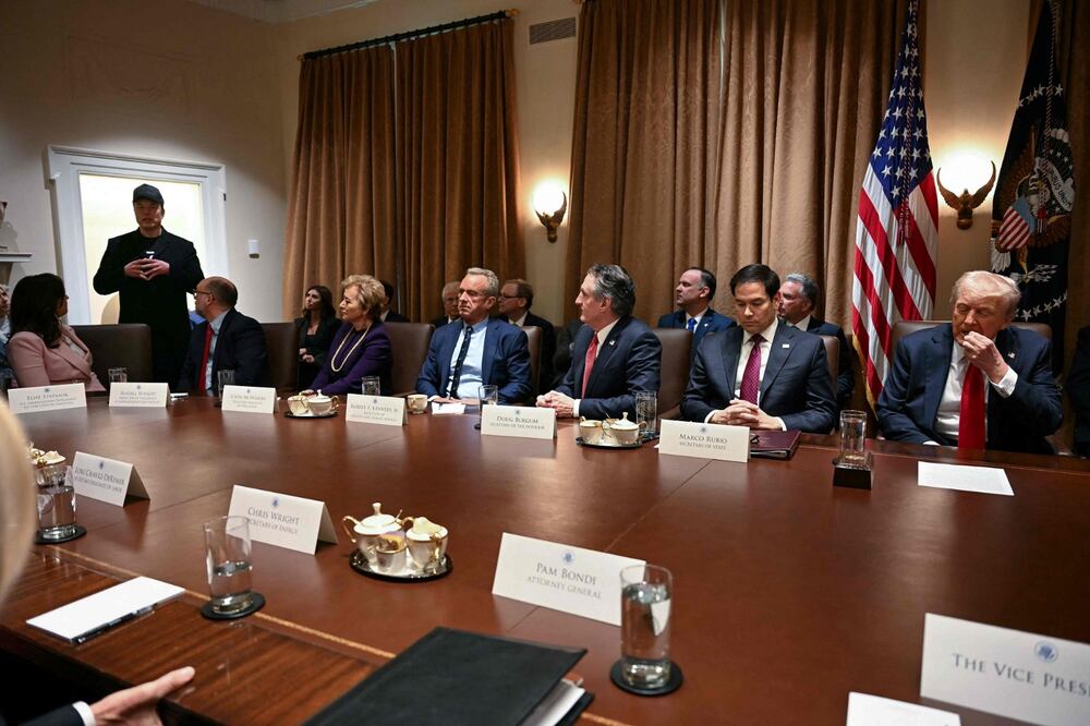 Elon Musk, quien encabeza el Departamento de Eficiencia Guberenamental, habla a los miembros del gabinete del presidente Donald Trump, en la Casa Blanca. FOTO: JIM WATSON. AFP