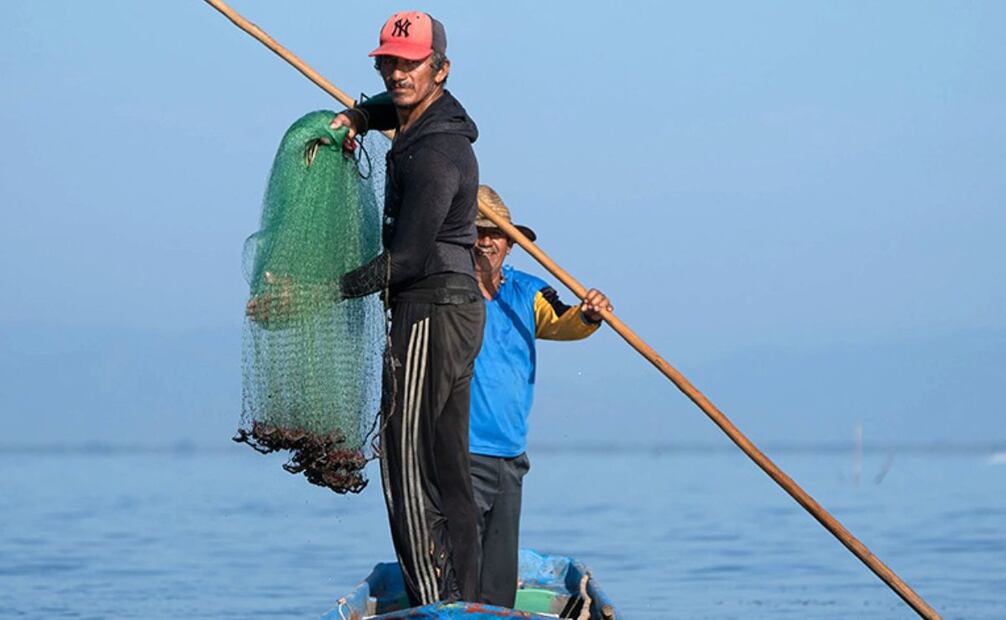Este pescador utiliza la atarraya o esparavel —un tipo de red de pesca circular con pequeños pesos distribuidos alrededor de su borde— para capturar camarón en la laguna del Mar muerto en Chiapas, México. El pescador lanza la red a la laguna de tal manera que se extiende en el aire antes de hundirse en el agua, y los camarones se capturan al recoger la red. Esta es una práctica ancestral utilizada para capturar crustáceos, moluscos y pequeños peces.  |  CRÉDITO: XAVIER BASURTO