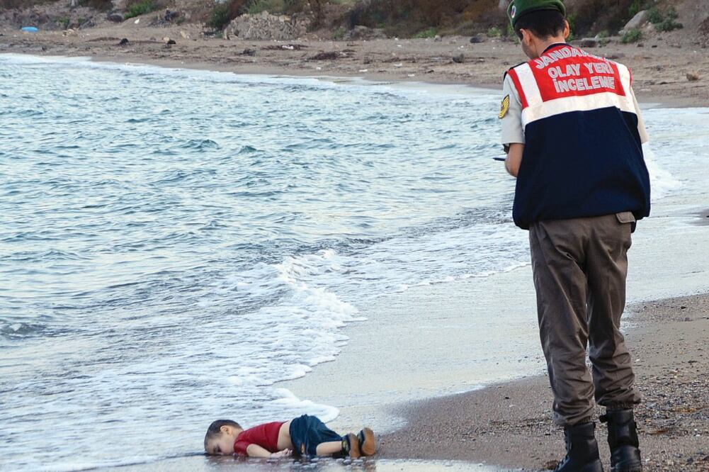 Un policía revisa el lugar donde fue encontrado el cuerpo de un niño migrante, cerca de la península turca de Bodrum, ayer (AP)