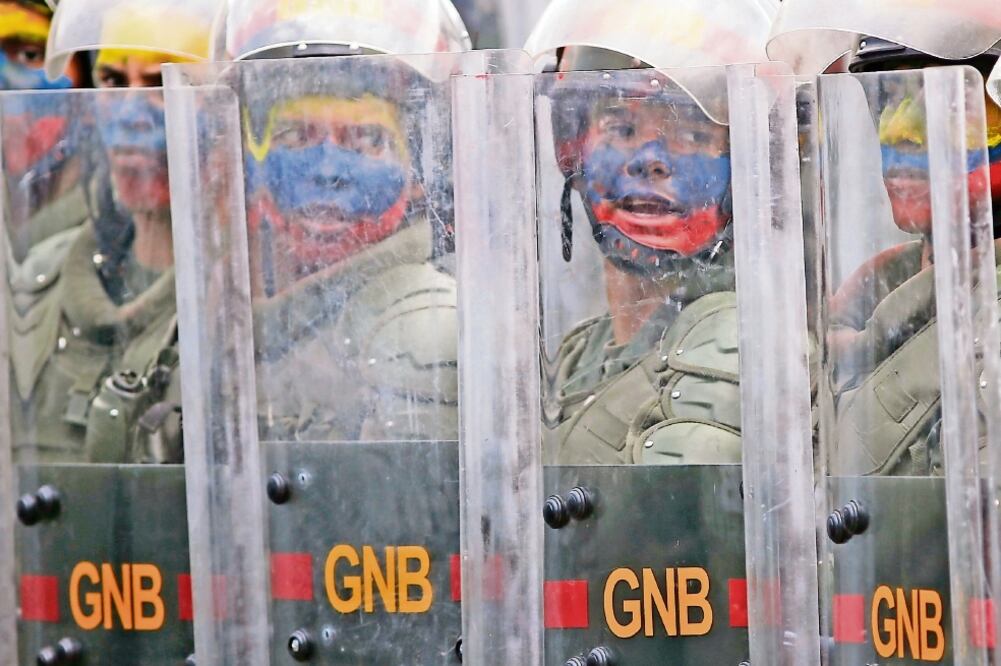 Miembros de la Guardia Nacional Bolivariana de Venezuela, durante el desfile del miércoles por el Día de la Independencia, en Caracas (ARIANA CUBILLOS. AP)