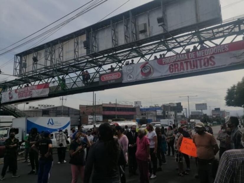 “¡Queremos agua!”; vecinos de El Mirador bloquean avenida Gustavo Baz