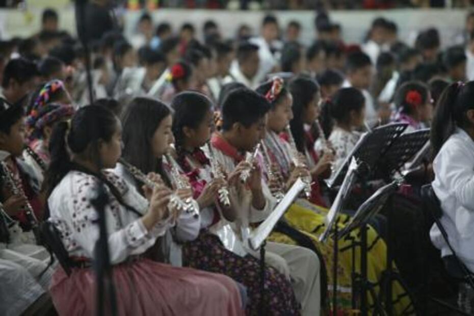 Niños músicos indígenas sorprenden en festival en Oaxaca 