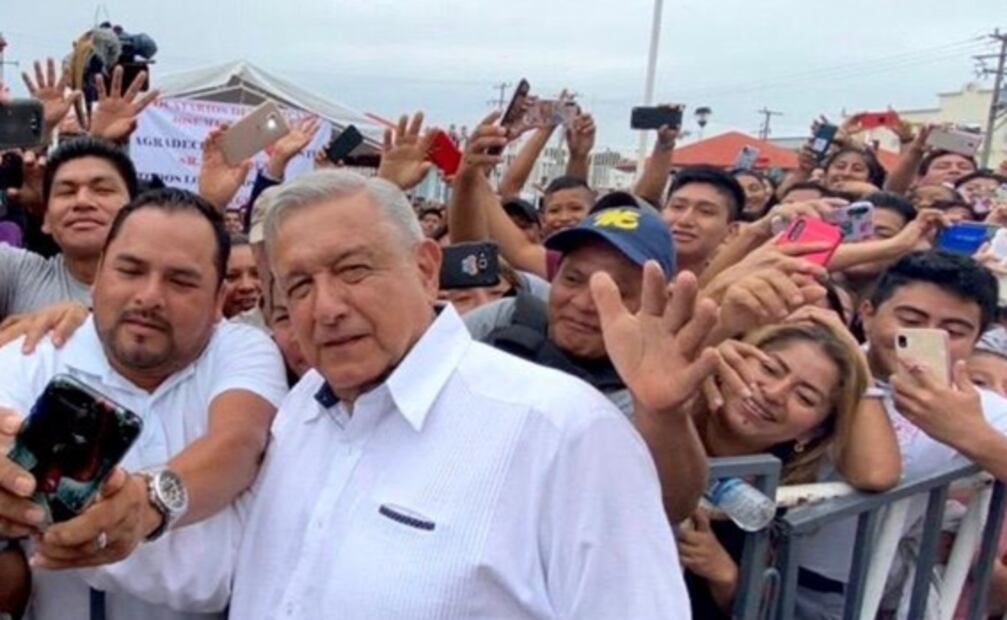 AMLO da besos y abrazos en Tabasco pese a recomendaciones por coronavirus