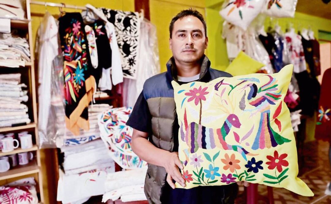 Adalberto Flores Gómez muestra un cojín con un venado creado por él y su esposa; los dos artesanos acusan a la empresa Nestlé México de plagiar sus dibujos. FOTO: IVÁN STEPHENS / EL UNIVERSAL