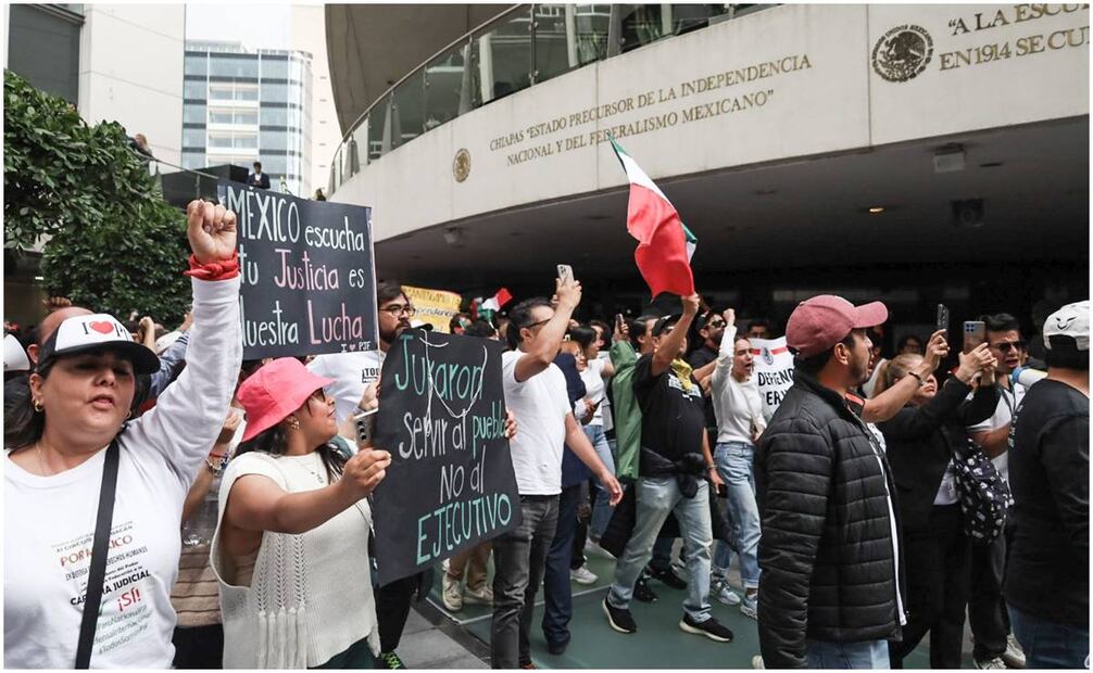 Manifestantes y trabajadores del Poder Judicial ingresan al Senado. Foto: Yaretzy Osnaya