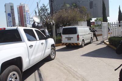 Llega Gordillo a funeraria donde velan a su hija, Mónica Arriola