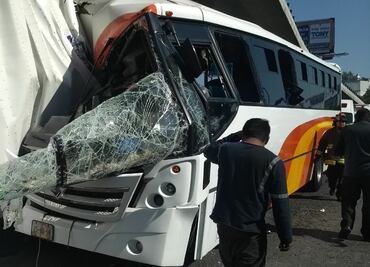 Choque entre autobús y tráiler en la México-Querétaro deja 23 lesionados