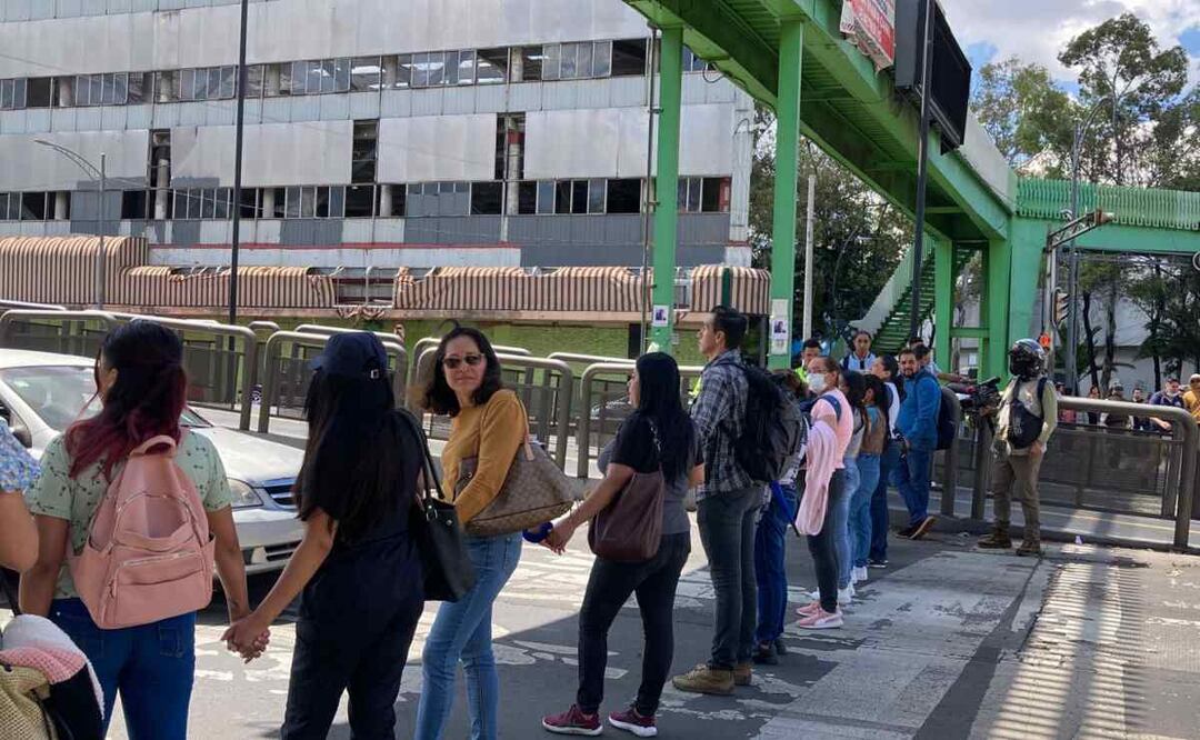 Los trabajadores de la salud, de diferentes hospitales de la capital, señalan que hasta el momento no han sido considerados para bases. Foto: Gaspar Betancourt. EL UNIVERSAL