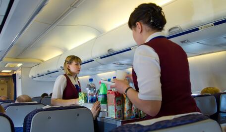 La bebida que las sobrecargos odian servir a los pasajeros