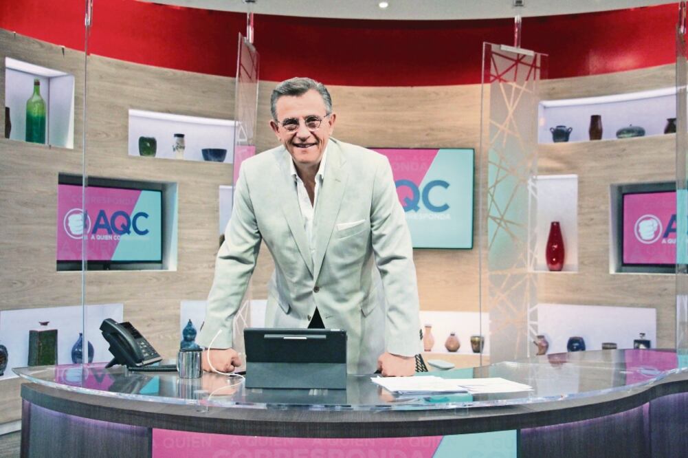 El comunicador detalla que atiende hasta 80 casos diario. Foto: AZTECA