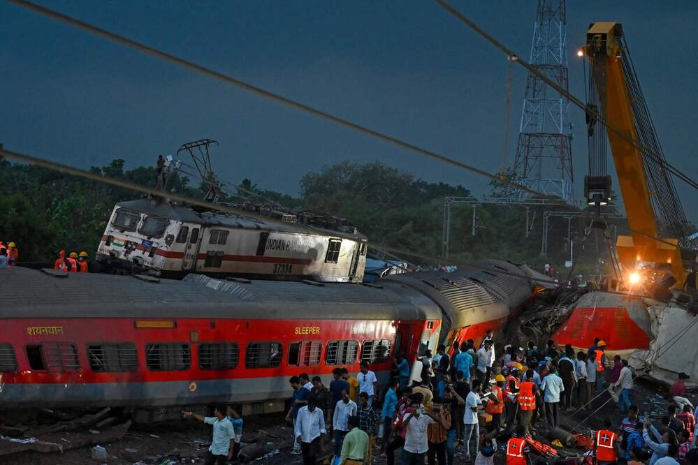 Rescatistas recuperan los cuerpos de las víctimas de los restos de un vagón de una colisión de tres trenes cerca de Balasore, en el estado de Odisha, en el este de India, el 3 de junio de 2023. Foto: AFP
