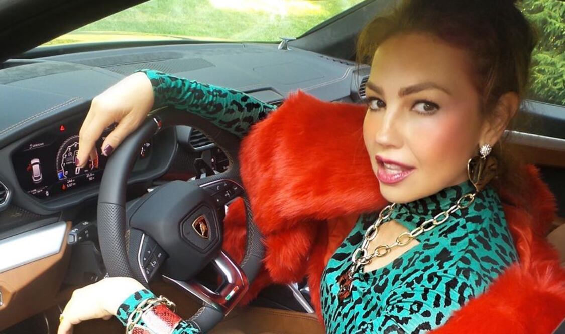Thalía lució el modelito en su coche de lujo. Foto: Instagram