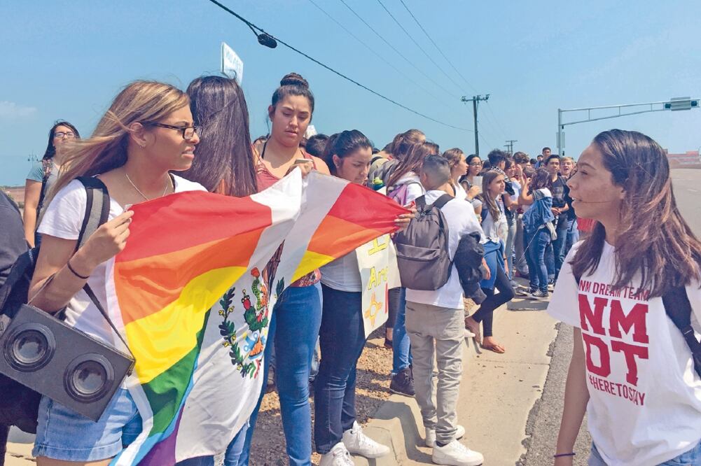 Estudiantes de una preparatoria de albuquerque, Nuevo México, protestan contra la política de la administración del presidente Donald Trump para terminar con el programa DACA (AP)