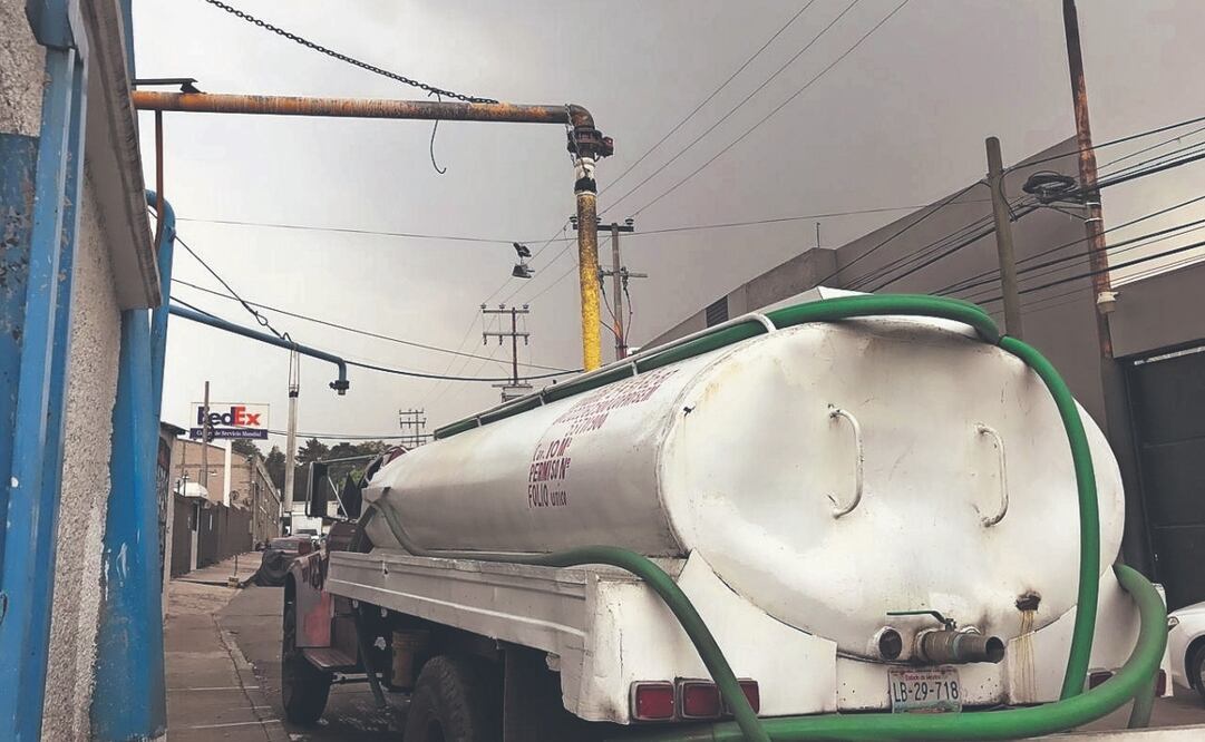Camiones cisterna hacen fila para cargar agua en pozos municipales, como el de La Hoja. Foto Especial