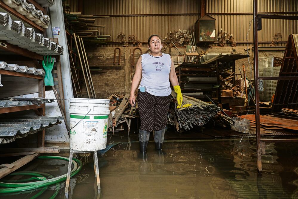 María Cruz decidió abrir su ferretería, aun con agua residual en su interior, con la esperanza de recibir alguna clientela. FOTOS Gabriel Pano El Universal
