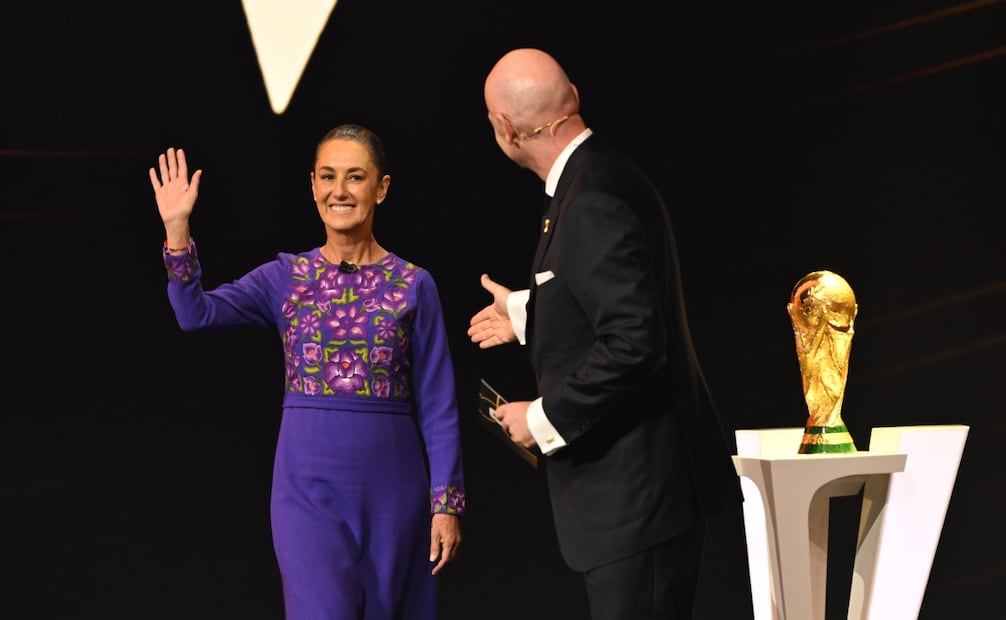 El presidente de la FIFA, Gianni Infantino, saluda a la presidenta mexicana, Claudia Sheinbaum, en el escenario durante el sorteo de la Copa Mundial de fútbol de 2026 en el Kennedy Center en Washington, el viernes 5 de diciembre de 2025. Foto: AP