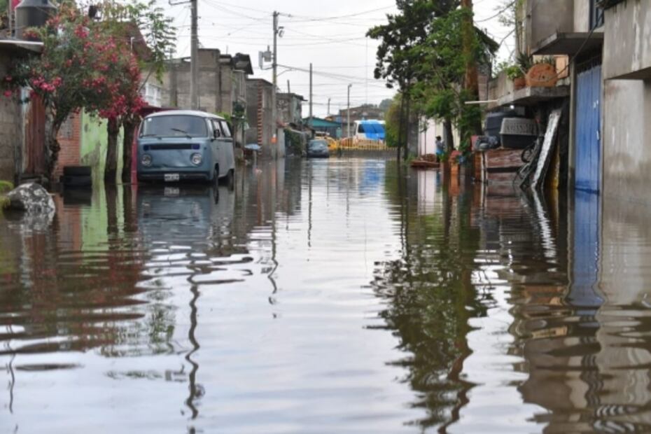 Trasladan en lanchas a personas afectadas por inundaciones en Ixtapaluca