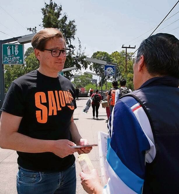 En una activación para pegar calcomanías, Salomón Chertorivski se encontró con propaganda electoral tirada. Foto Especial