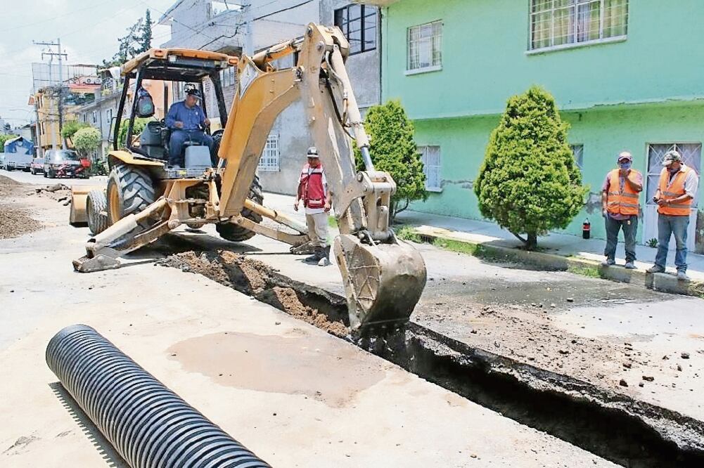 En Héroes de Churubusco, Estrella del Sur y Ejidos de Santa María Aztahuacán colocarán 200 metros de tubería más flexible y resistente (DELEGACIÓN IZTAPALAPA)