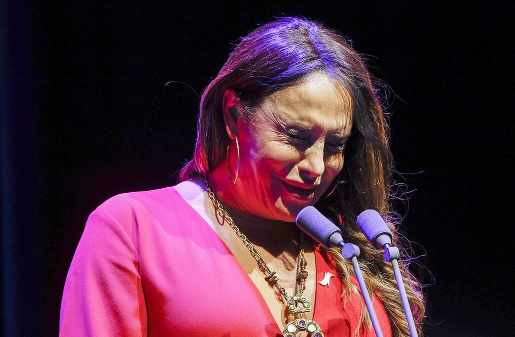 Karla Sofía Gascón recibe el premio como Mejor actriz de producción internacional en los Premios de la Unión de Actores y Actrices de España.
Foto: EFE / Juanjo Martín
