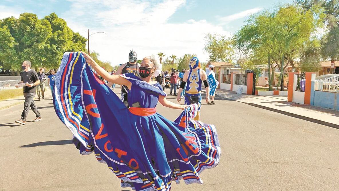 Simpatizantes de Joe Biden se movilizaron en los últimos días en Phoenix para llamar a la gente a que salga a votar. Tocaron casa por casa, pero también desfilaron en las calles, al ritmo de la música, con ropa típica o disfraces de luchadores. Fotos: IND