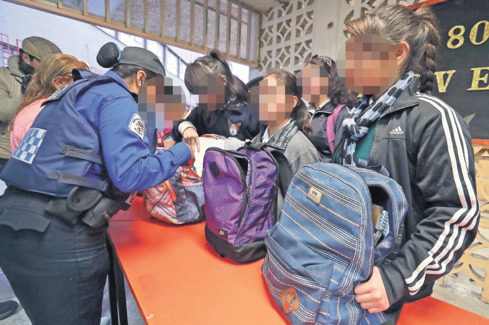 La SEP plantea que las revisiones las deben realizar padres de familia y maestros, y los niños mostrarán sus mochilas y pertenencias. Queda prohibido efectuar revisiones físicas a los alumnos (ARCHIVO EL UNIVERSAL)
