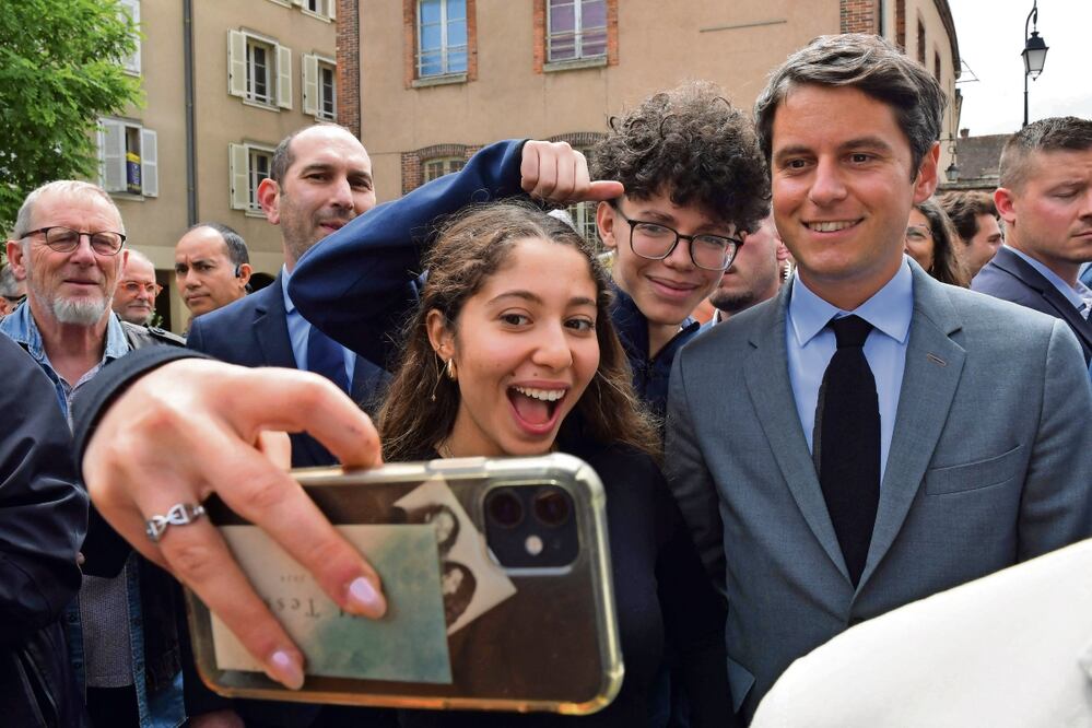El primer ministro francés, Gabriel Attal, con seguidores en Chatres, en el centro de Francia. Foto: Jean-Francois / AFP