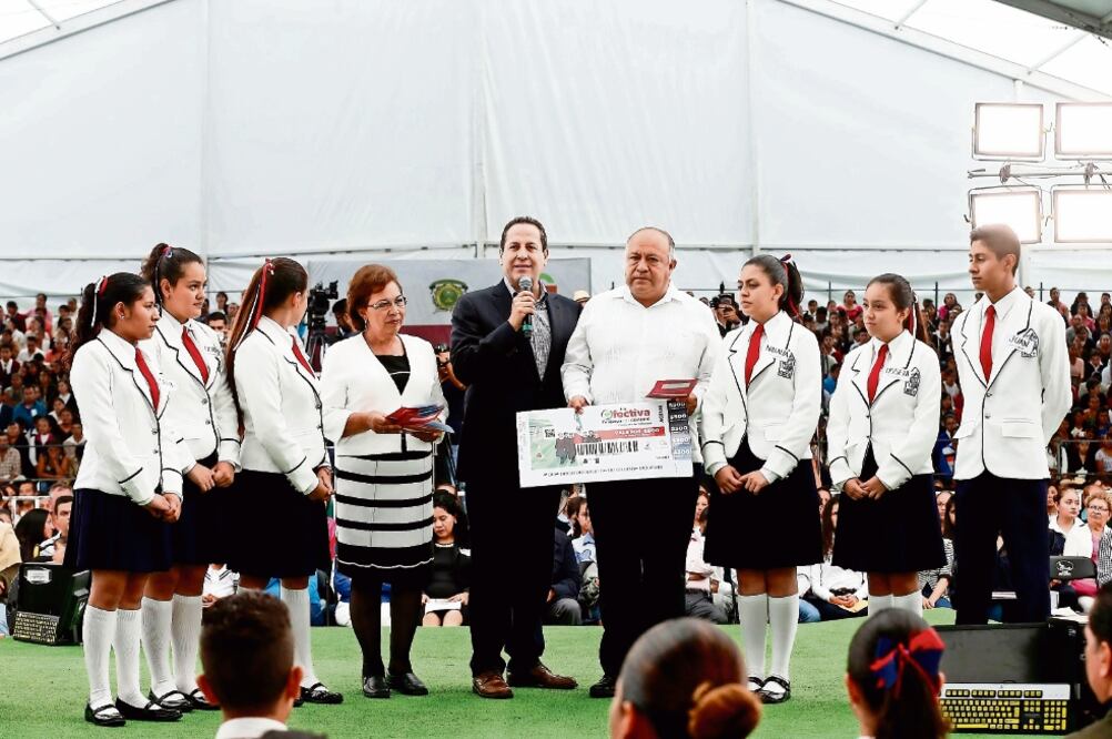 Eruviel Ávila presentó una iniciativa de ley para apoyar económicamente a hijos de víctimas de feminicidio, desaparición u homicidio, así como a alumnos con cáncer, diabetes, VIH o discapacidad, hasta que terminen sus estudios (ESPECIAL)