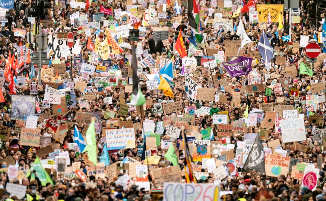 Activistas climáticos marchan durante una manifestación en el centro de Glasgow, Escocia. Foto: AP