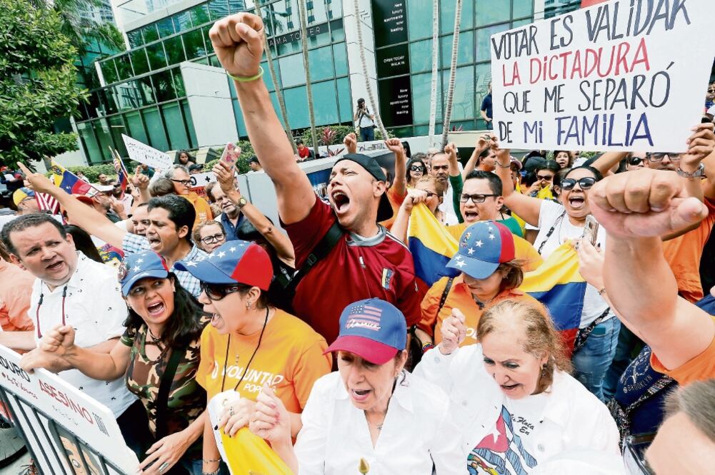 Cientos de personas en Miami, Florida, se manifestaron ayer en el consulado de Venezuela contra el proceso electoral en el país sudamericano. Foto: JOE SKIPPER. REUTERS