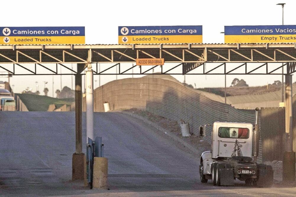 Tráileres esperan en Tijuana, México para cruzar hacia Estados Unidos. Hoy arranca en Montreal la sexta ronda de negociaciones del TLCAN (GUILLERMO ARIAS. AFP)