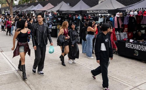 Entre venta improvisada y lluvia, fans se adelantan al show de The Weeknd en el GNP