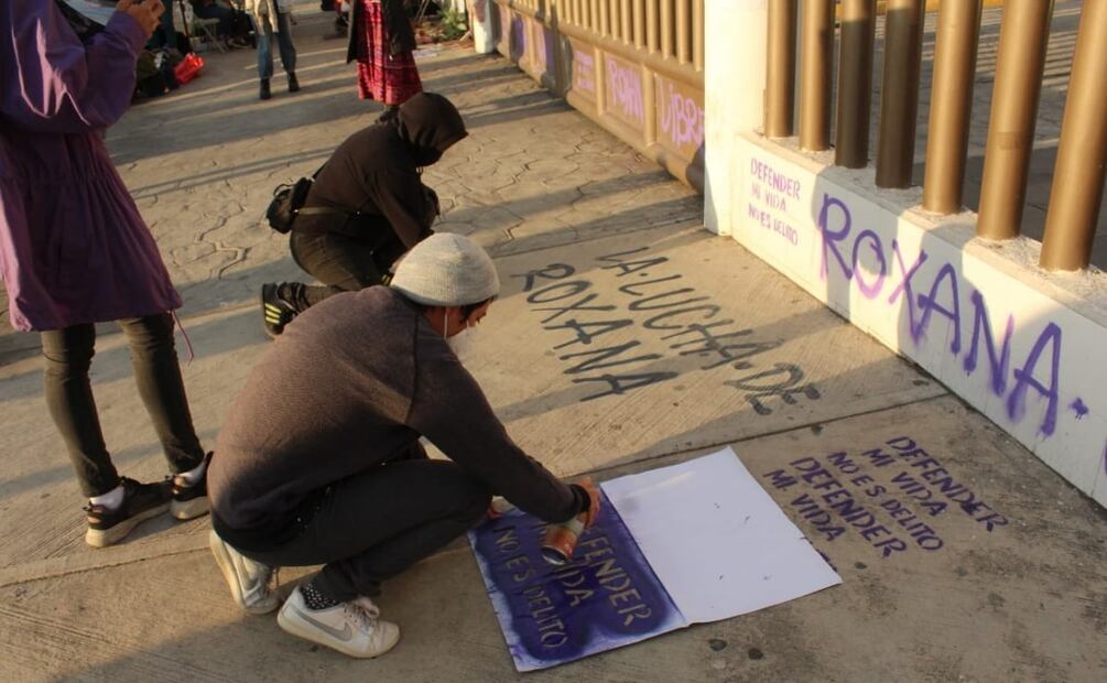 Acompañada por el Comité en defensa de la Libertada de Roxana, la colectiva Asamblea Vecinal Nos Queremos Vivas Neza, la activista Araceli Osorio, madre de Lesvy quién fue víctima de feminicidio, y otras mujeres.  Foto: Brenda Martínez. EL UNIVERSAL