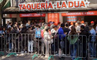 Caos en "Taquería La Dua": fans reclaman cambios de horario y mala organización