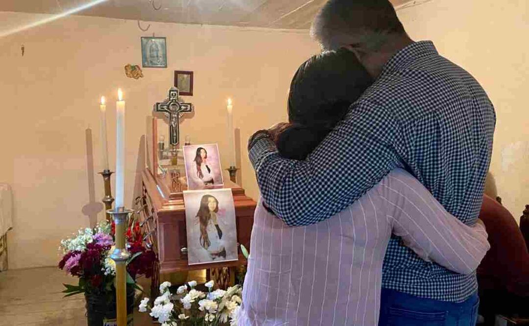 Velorio de Monserrat, quien fue asesinada por su pareja sentimental en la colonia Anáhuac. Sus papás, Rosa Icela Gómez y Armando Juárez, exigen justicia, que su homicida nunca salga de la cárcel. Familiares y amigos de Monse, se dieron cita en la casa de campo que tienen sus abuelos en Hueypoxtla. Foto: Valente Rosas. EL UNIVERSAL