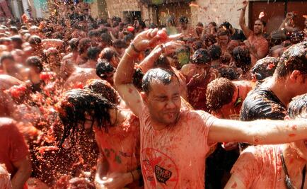 Españoles celebran tradicional "tomatina" 