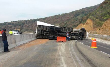 Cierran carretera en Edomex por accidente vial