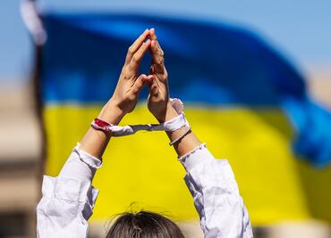 "Es como si todos se hubieran hundido en una especie de locura": despiden o multan a profesores en Rusia por expresarse contra invasión a Ucrania