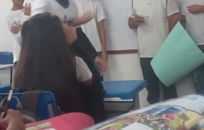 Alumno apuñala con un bolígrafo a su compañera que se burló de él en plena exposición