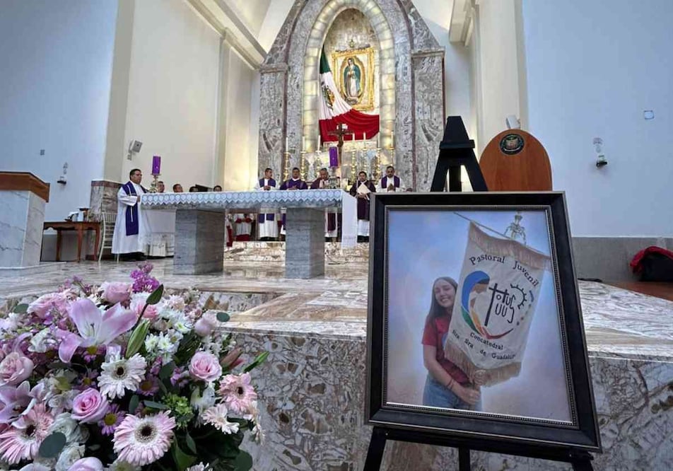 La familia de Camila Lozano, la joven que perdió la vida al ser alcanzada por una bala perdida en Reynosa, agradeció las muestras de afecto durante la misa para darle el último adiós. Foto: Especial