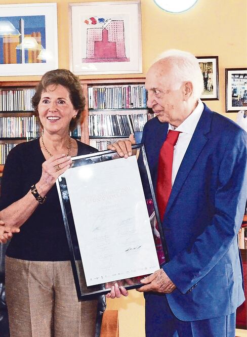 María Cristina García Cepeda entregó el galardón a Sergio Pitol (CORTESÍA INBA)