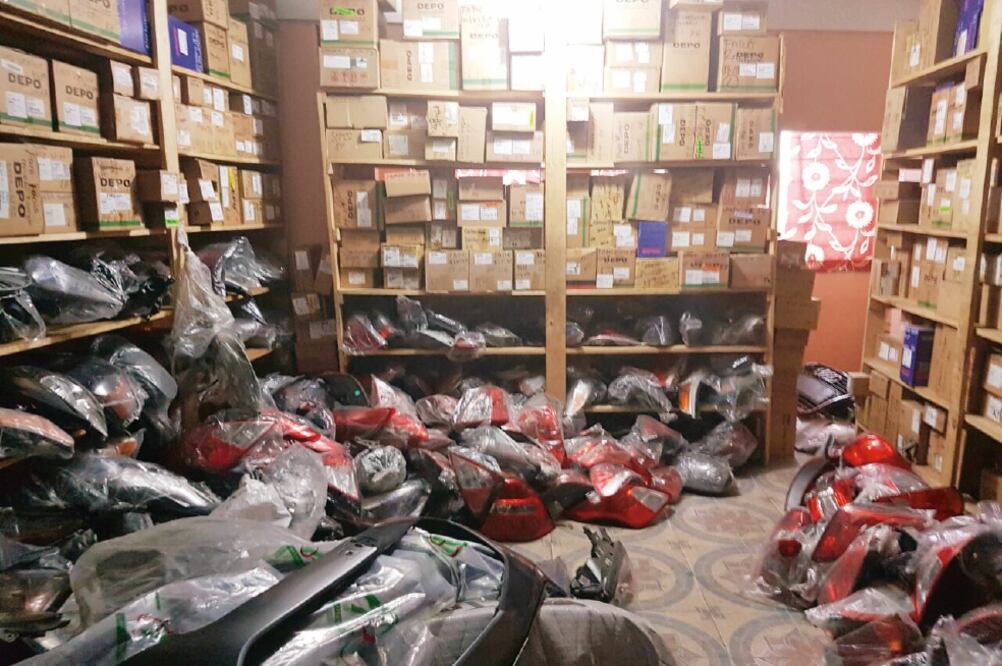 Tres de los sujetos presentados ante el MP fueron detenidos en una bodega ubicada en Avenida Guelato, donde se recuperaron 150 toneladas de autopartes. (DELEGACIÓN IZTAPALAPA)