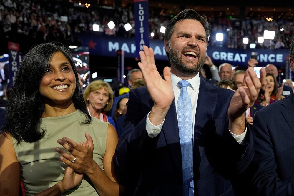 El candidato vicepresidencial republicano J.D. Vance y su esposa Usha, en la primera noche de la Convención Nacional Republicana, el lunes, en Milwaukee. FOTO: CAROLYN KASTER. AP